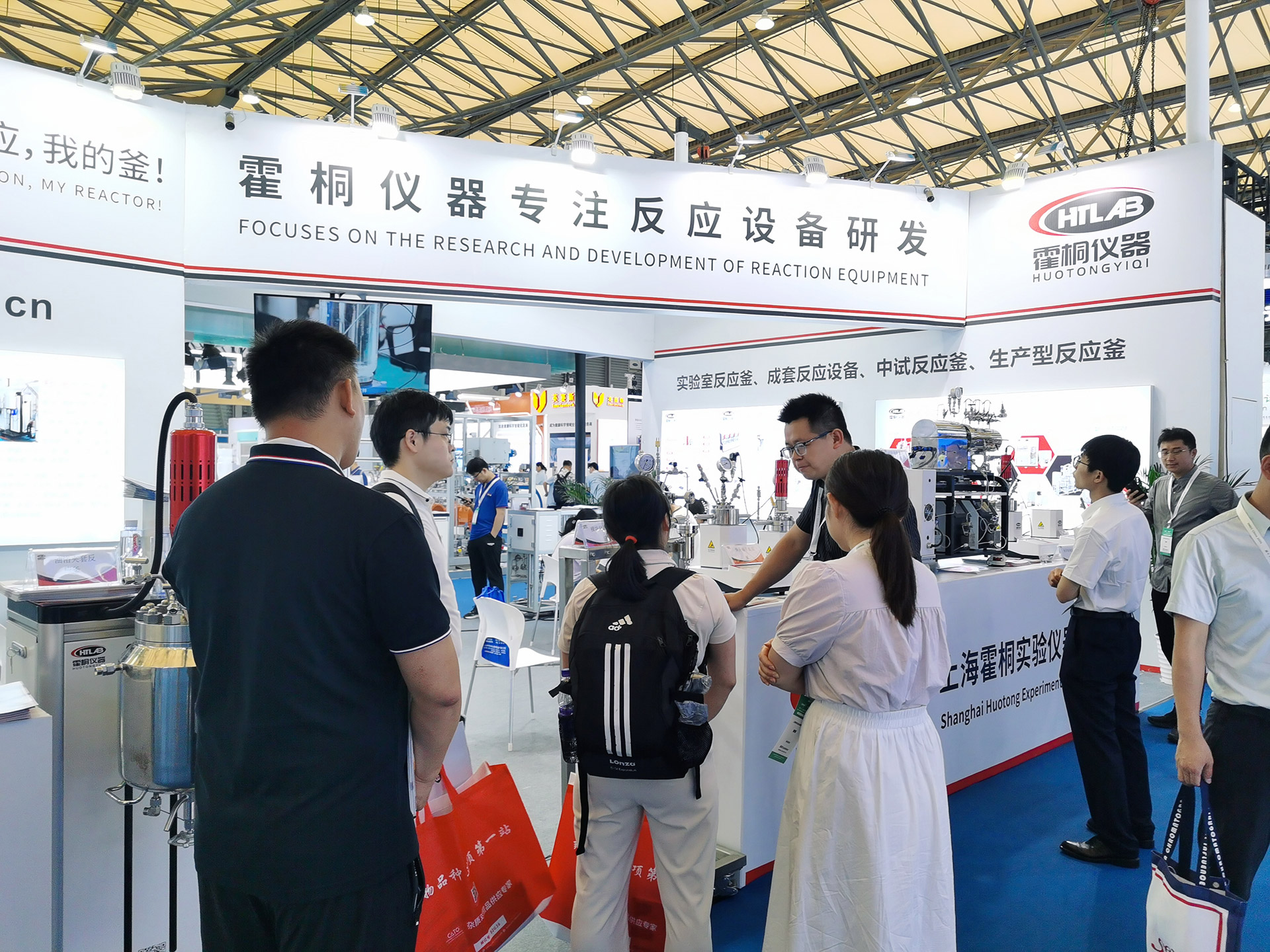 展臺(tái)前為客戶(hù)介紹霍桐儀器主要的實(shí)驗(yàn)室反應(yīng)釜